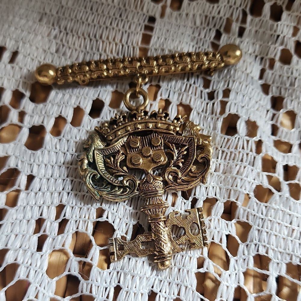 Vintage Gold Brooch with Bar & Intricate Key Design